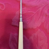 Antico tiralacci o uncinetto con manico in osso.