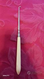 Antico tiralacci o uncinetto con manico in osso.