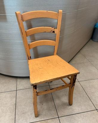 Sedie vintage colorate in legno