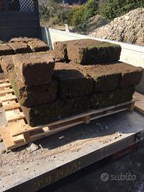 Mattoni in tufo arredo giardino