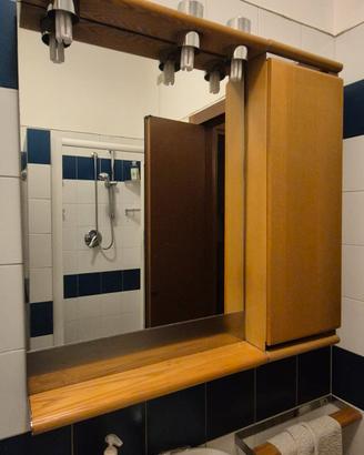 mobiletti e specchio bagno
