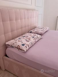 Letto rosa in velluto