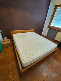 Letto matrimoniale completo di rete e materasso