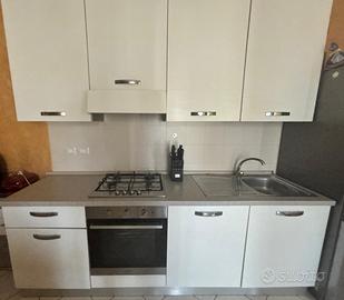 Cucina componibile bianca con elettrodomestici