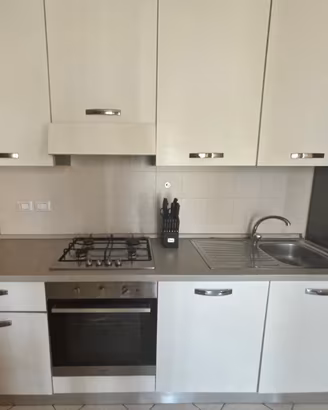 Cucina componibile bianca con elettrodomestici