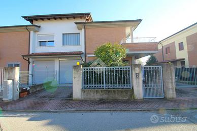 VILLA A SCHIERA A FABBRICO