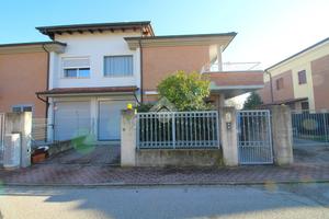 VILLA A SCHIERA A FABBRICO