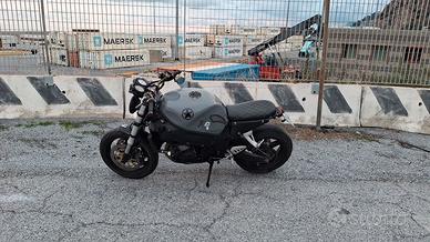 Suzuki 750 modificata cafe racer