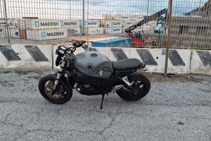 Suzuki 750 modificata cafe racer