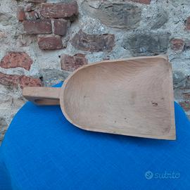 Paletta legno intagliato rustico non trattato.