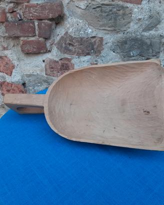Paletta legno intagliato rustico non trattato.