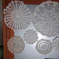 centrini fatti a mano, rosari e statuette