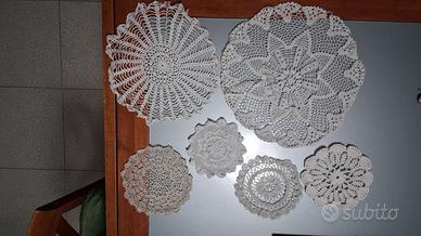 centrini fatti a mano, rosari e statuette