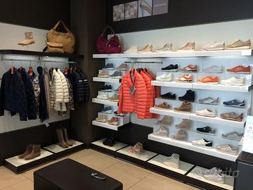 Arredamento negozio. Espositori, scaffali, dogato