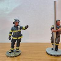 2 statuette metallo "Pompieri del mondo"