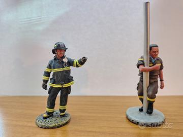 2 statuette metallo "Pompieri del mondo"