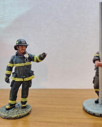 2 statuette metallo "Pompieri del mondo"