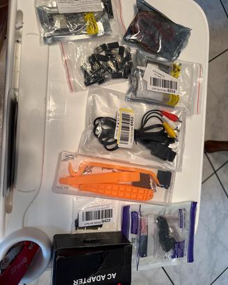 Oggetti elettrici, circuiti, cavi, adattatori