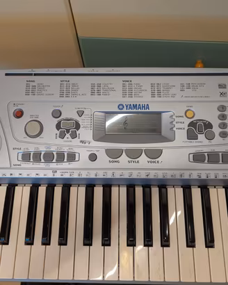 Tastiera Yamaha Portatone PSR-273 con supporto