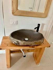 Mobile bagno in legno, lavabo in pietra, rubinetto