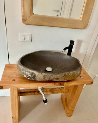Mobile bagno in legno, lavabo in pietra, rubinetto