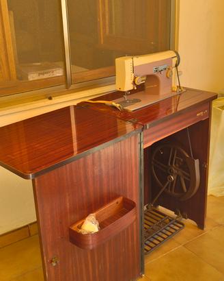 Macchina da cucire Necchi Vintage Buone Condizioni