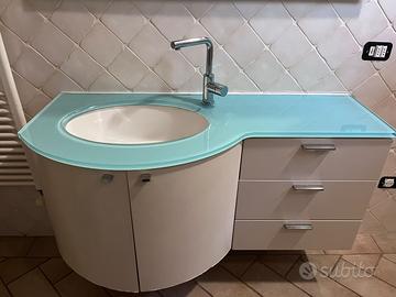 Mobile bagno con piano in vetro