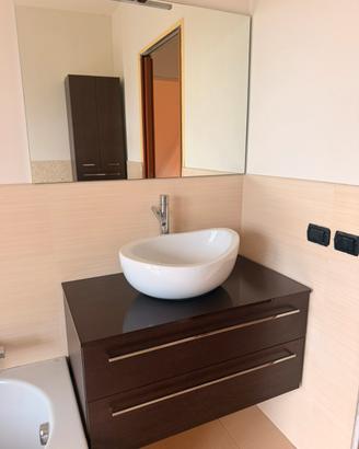 Mobile bagno con lavabo , specchio  e colonna