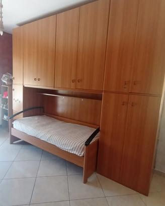 Camera a ponte con letto e armadio