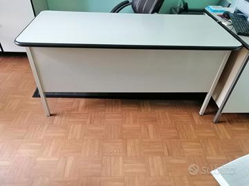 Scrivania, mobiletto, mobile e carrello