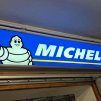 Insegna luminosa Michelin