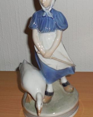 Statuina Royal Copenhagen Contadina con oca grande