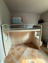 Cameretta con letto a soppalco e contenitori