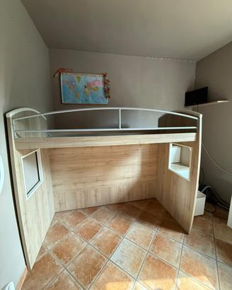 Cameretta con letto a soppalco e contenitori