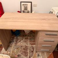 Scrivania in legno con cassetti
