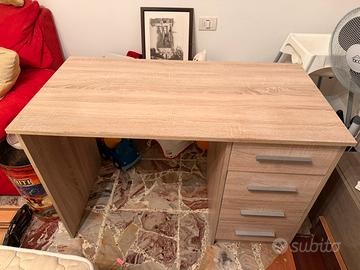 Scrivania in legno con cassetti