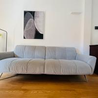 Divano grigio marca Natuzzi in velluto 3 posti