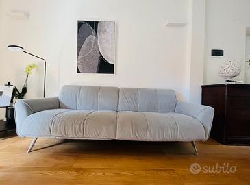 Divano grigio marca Natuzzi in velluto 3 posti