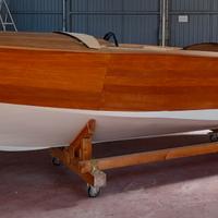 Motoscafo in legno in costruzione