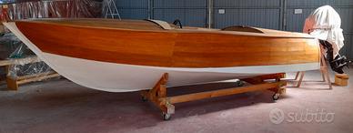 Motoscafo in legno in costruzione