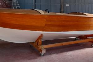 Motoscafo in legno in costruzione