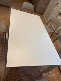 Tavolo in metallo di design