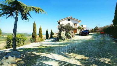 Rustico / Casale di 950 m² con più di 5 locali e b