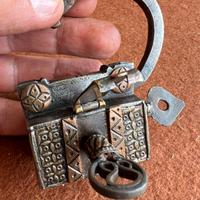 Antico lucchetro inciso 2 chiavi funzionante