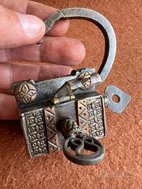 Antico lucchetro inciso 2 chiavi funzionante