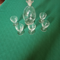 Bottiglia in vetro con 5 bicchieri liquore vintage