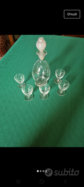 Bottiglia in vetro con 5 bicchieri liquore vintage