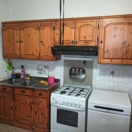 Cucina in legno completa