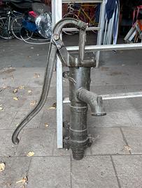 Pompa manuale pistone in ghisa  Antiquariato