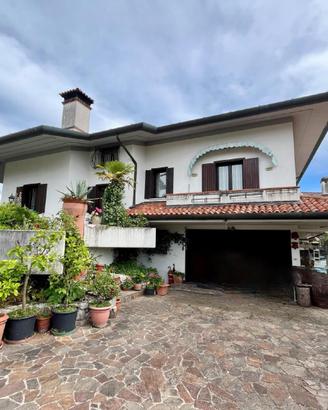 VILLA CON GIARDINO IN ZONA RESIDENZ...